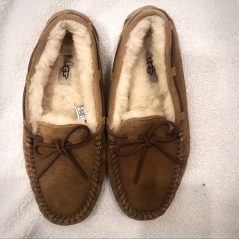 UGG Woman’s Dakota Moccasin Slipper